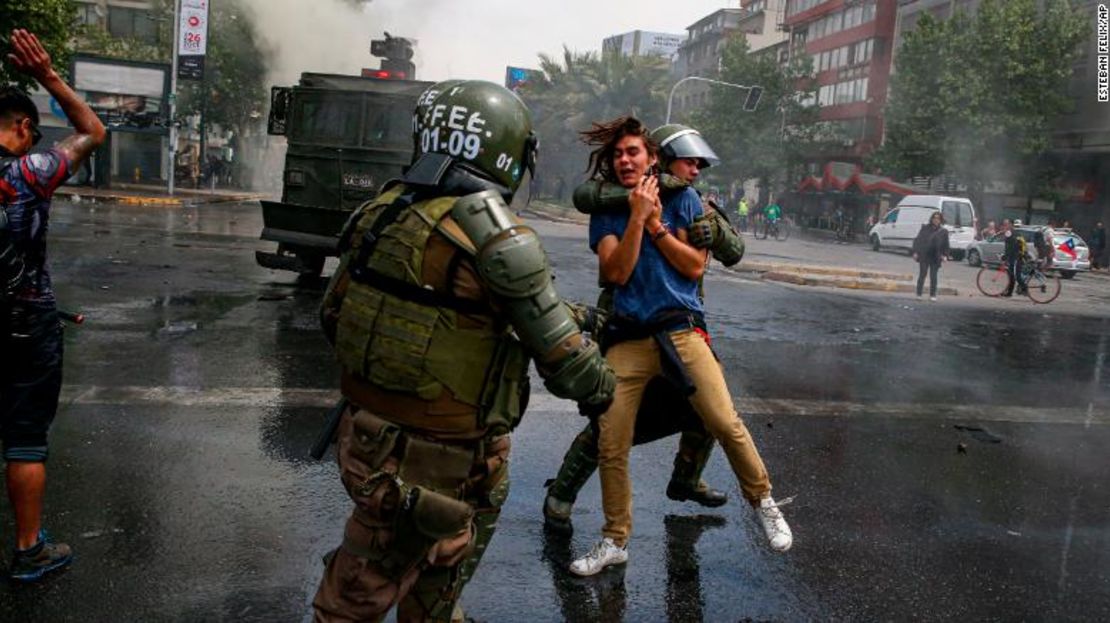 La Policía detiene a un manifestante dunrate una protesta en Santiago, Chile, el 19 de octubre.