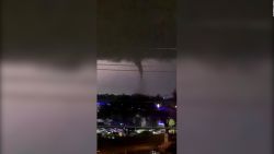 CNNE 720113 - tornado causa destruccion en dallas, texas