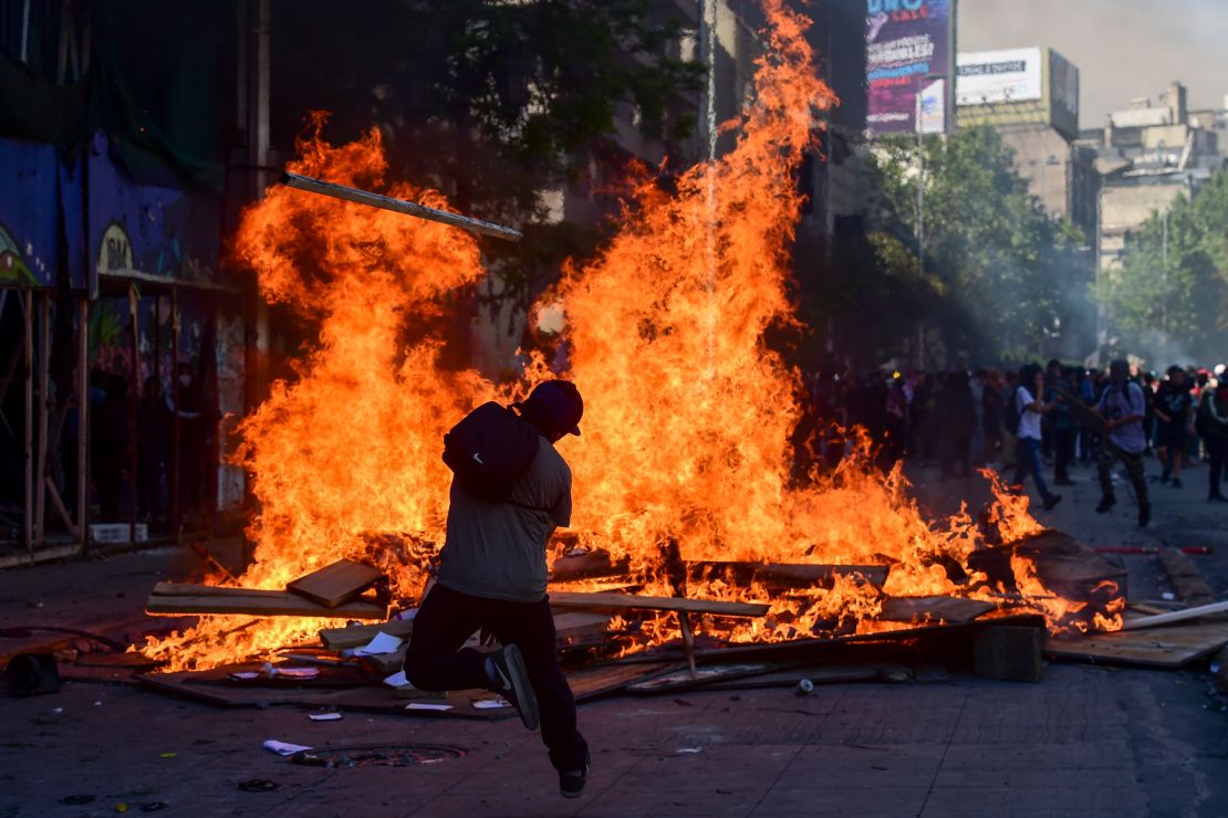 CNNE 720165 - chile-transport-metro-protest