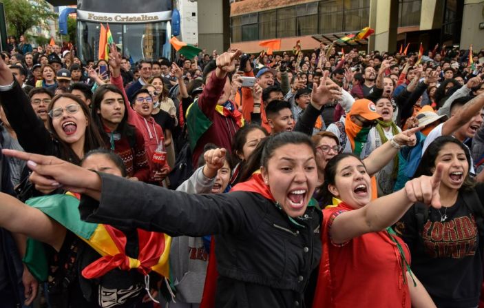 Manifestantes partidarios de Carlos Mesa gritan en contra del conteo de votos que consideran fraudulento. (Photo by Aizar RALDES / AFP).