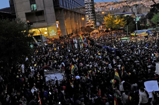 Los manifestantes se congregaron frente a la oficina central del TSE. (Photo by JORGE BERNAL / AFP).