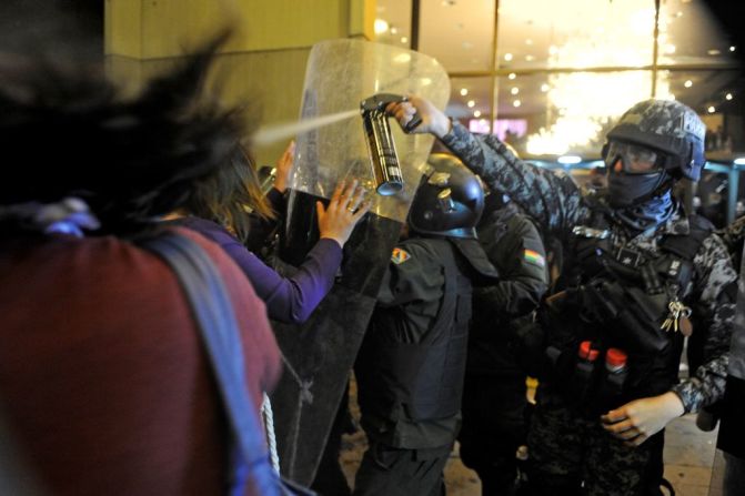 Policía antimotines lanza gas pimienta a algunos seguidores de Carlos Mesa que protestaban contra el conteo de votos en el país. (Photo by JORGE BERNAL / AFP).