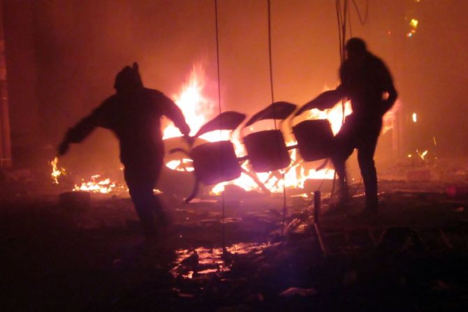 Según ABI, los manifestantes prendieron fuego al edificio y se enfrentaron a efectivos de la policía. (Photo by JOSE LUIS RODRIGUEZ / AFP).