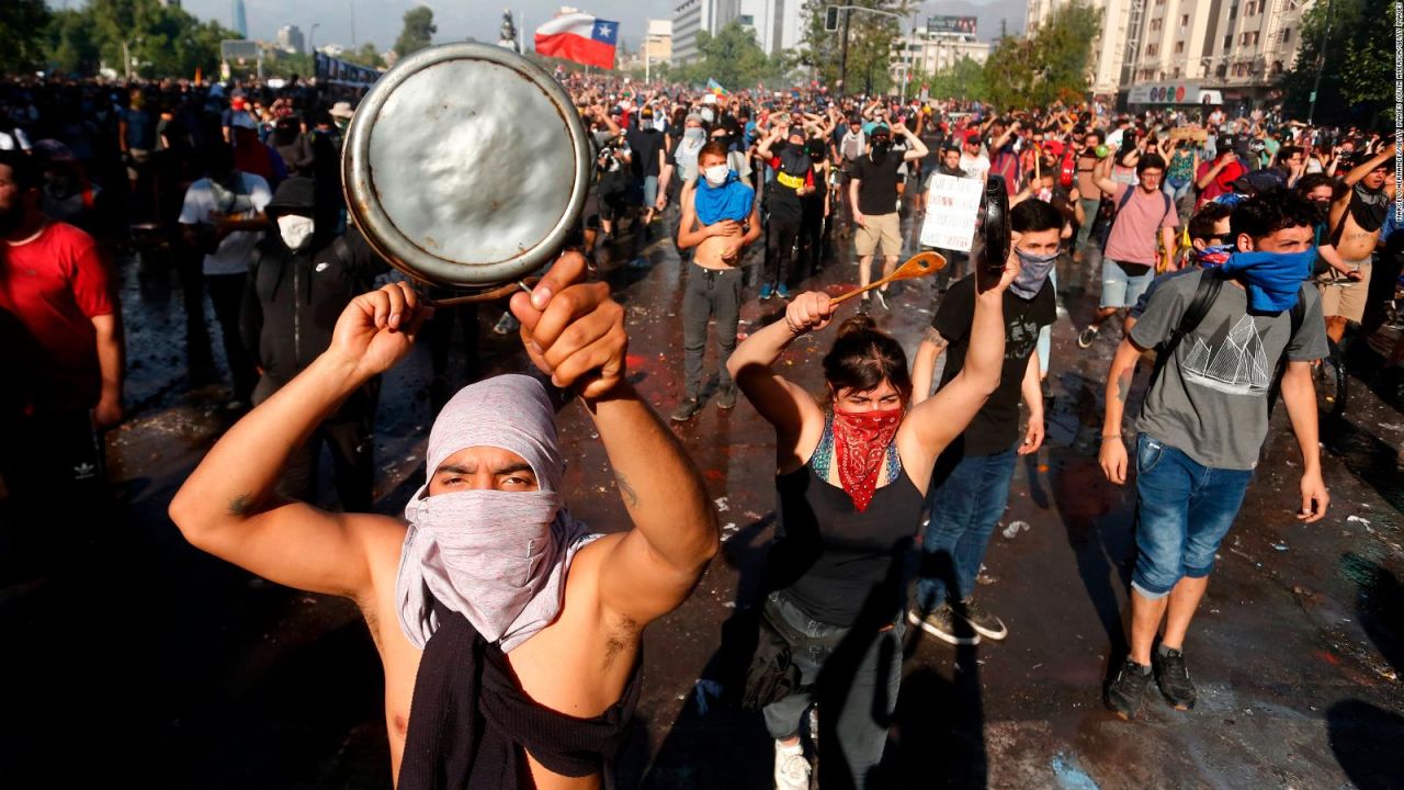 CNNE 721254 - chile- estudiantes piden que retiren a los militares de las calles