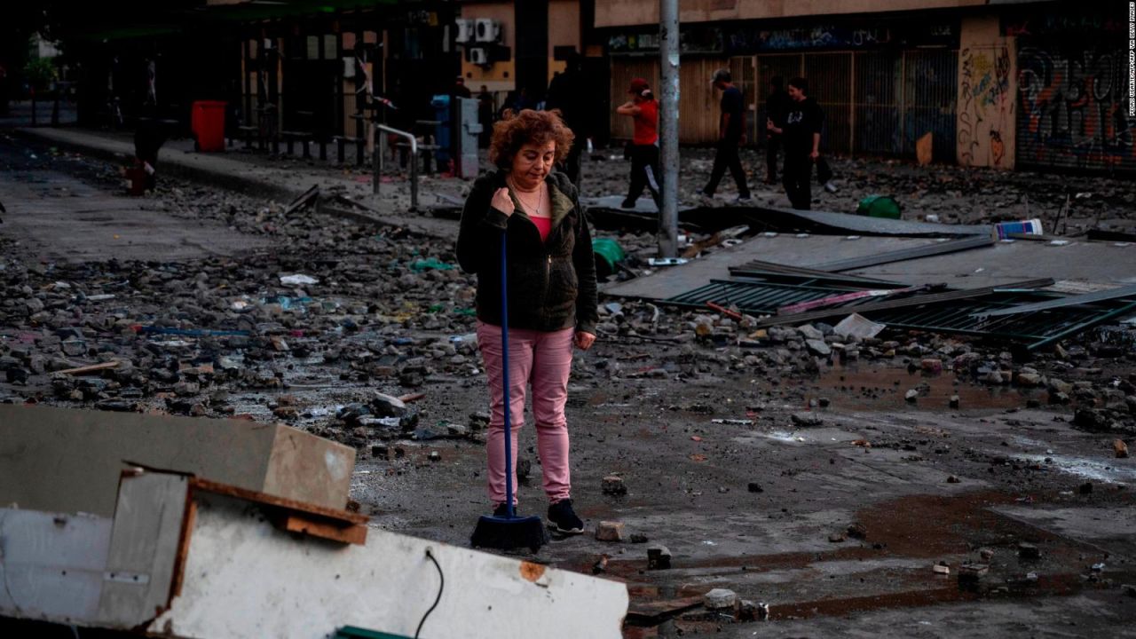 CNNE 721437 - destrozos en santiago por  protestas