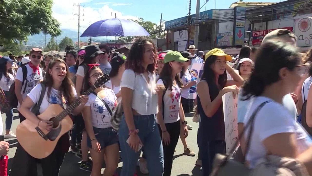 CNNE 721507 - estudiantes marchan contra recortes en educacion superior