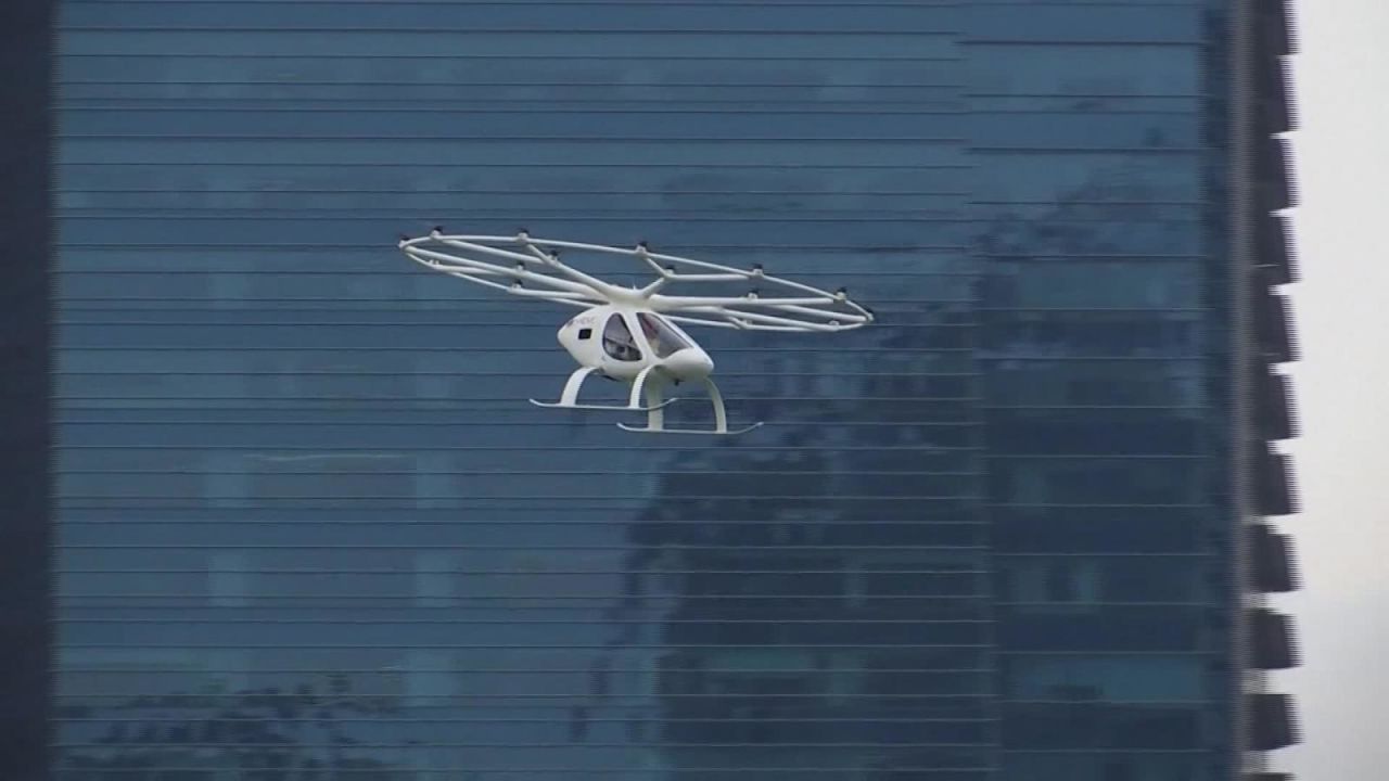 CNNE 721550 - volocopter prueba su primer taxi aereo en singapur