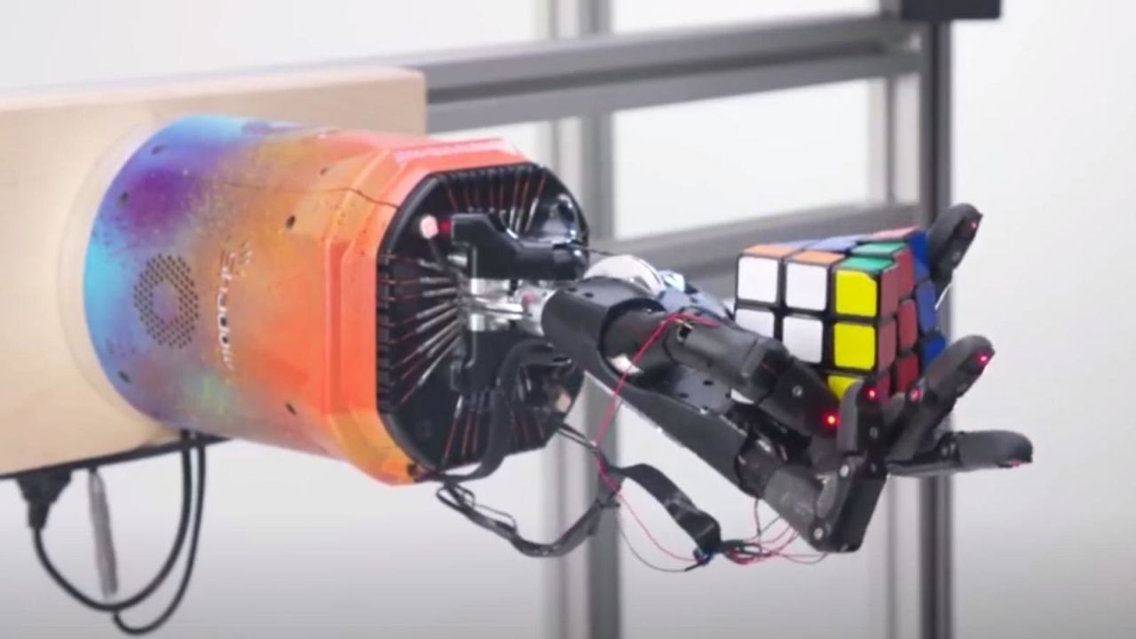 CNNE 721638 - la mano robotica que resuelve el cubo rubrik