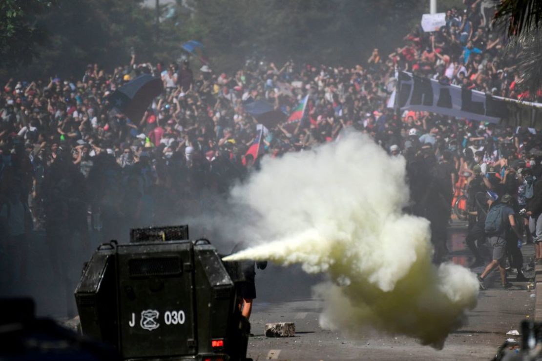 CNNE 721927 - topshot-chile-crisis-protest