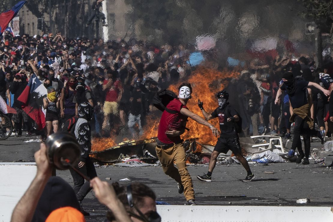 CNNE 721930 - topshot-chile-crisis-protest