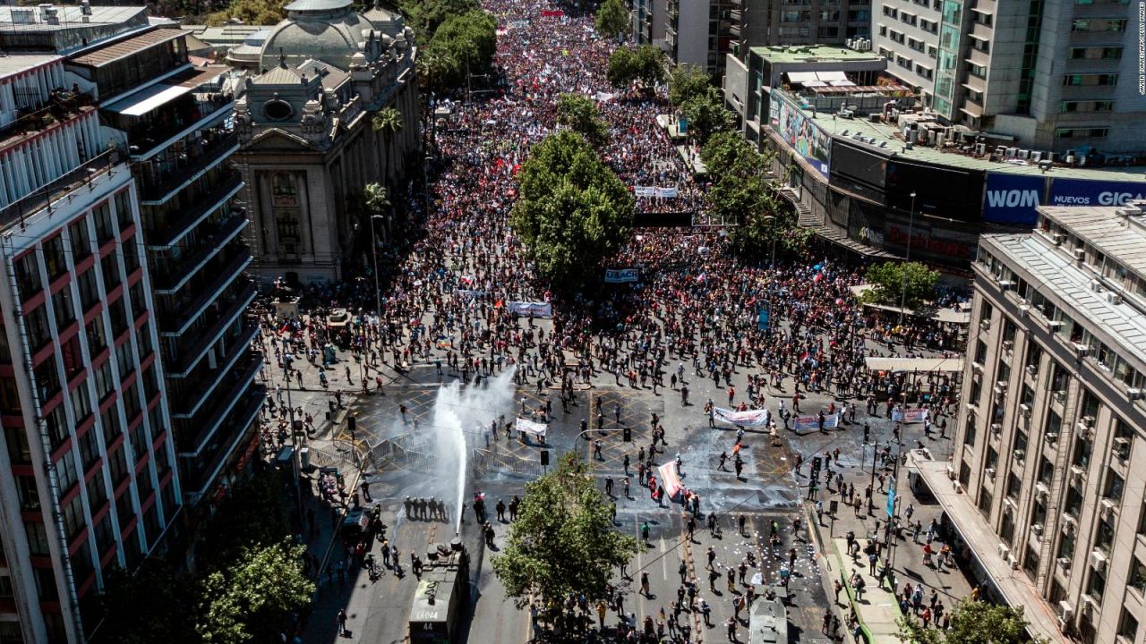 CNNE 722070 - masiva manifestacion se enfrenta a carabineros en chile
