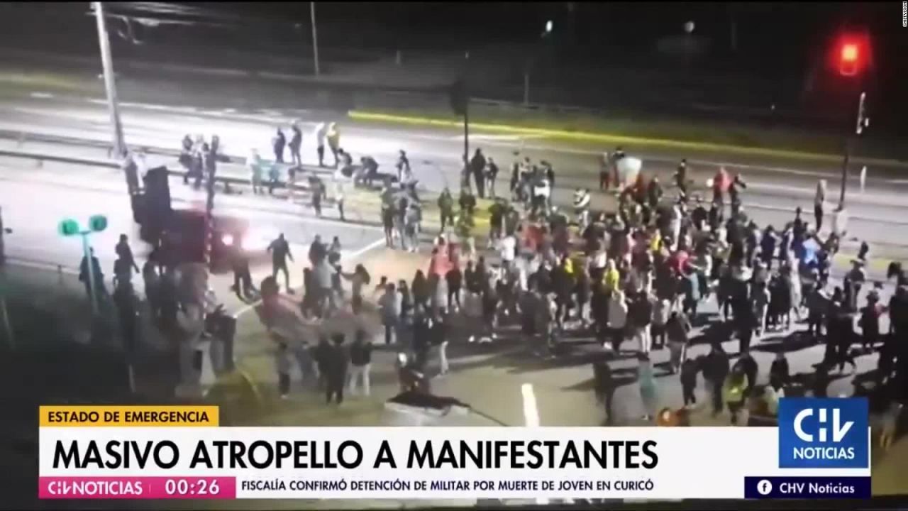 CNNE 722587 - chile- automovil atropella a manifestantes