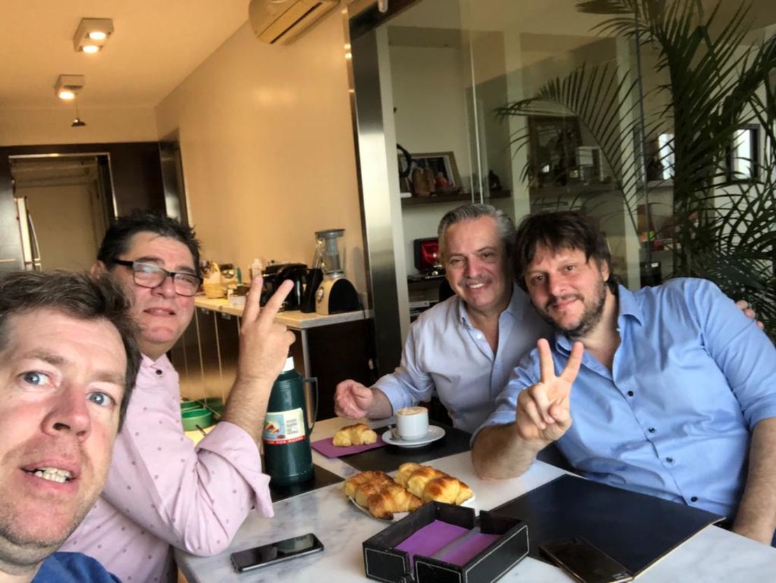 Alberto Fernández, desayunó en su departamento de Puerto Madero con allegados. Foto de Twitter.