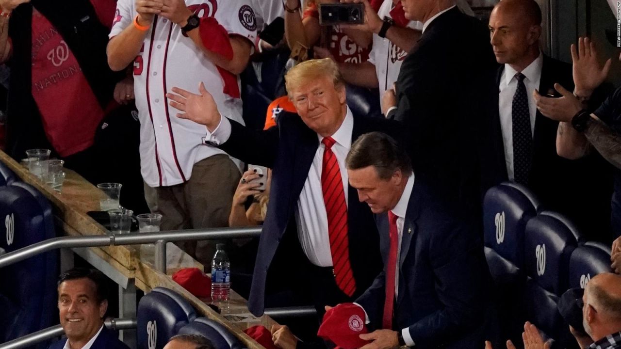 CNNE 724071 - trump recibe aplausos y abucheos en un partido de beisbol