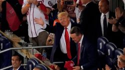 CNNE 724071 - trump recibe aplausos y abucheos en un partido de beisbol