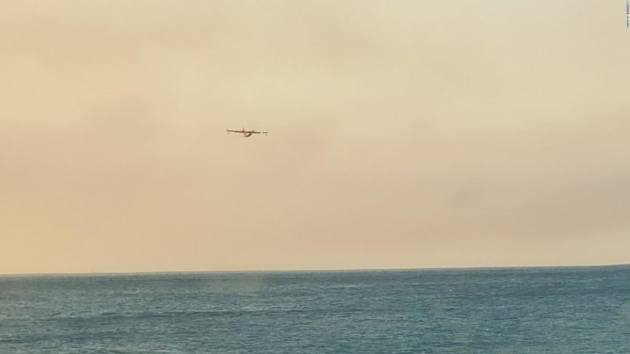 CNNE 724299 - aviones cisternas recogen agua del oceano para apagar incendio