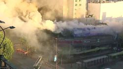 CNNE 724332 - arde otro edificio en santiago entre las protestas