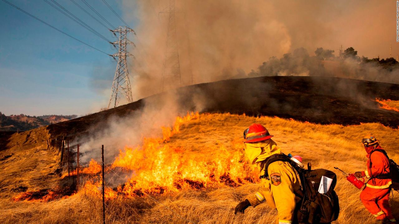 CNNE 724353 - california, incendios provocan devastacion y evacuaciones