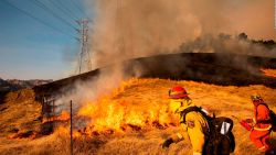 CNNE 724353 - california, incendios provocan devastacion y evacuaciones