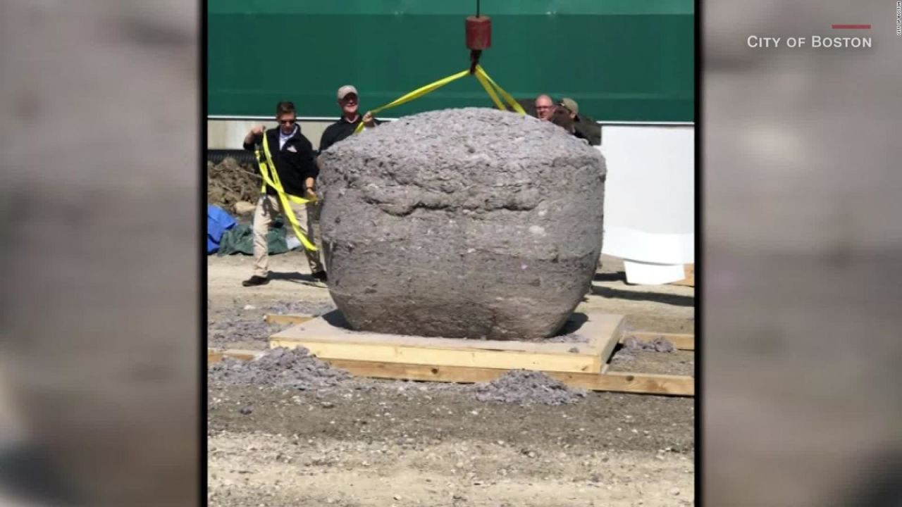 CNNE 724636 - queman una pelota de pelusa de 300 kg