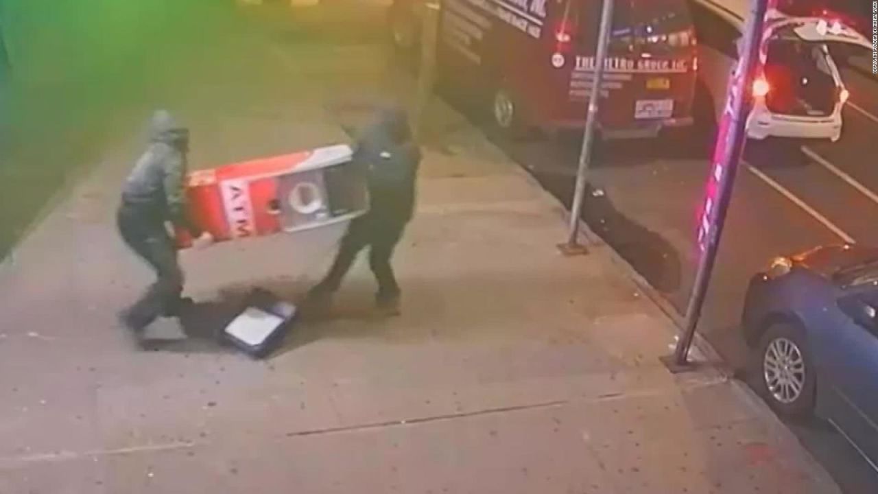 CNNE 724652 - asi se roban un cajero automatico en nueva york