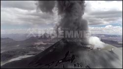 CNNE 724770 - espectacular erupcion del volcan sabancaya en peru