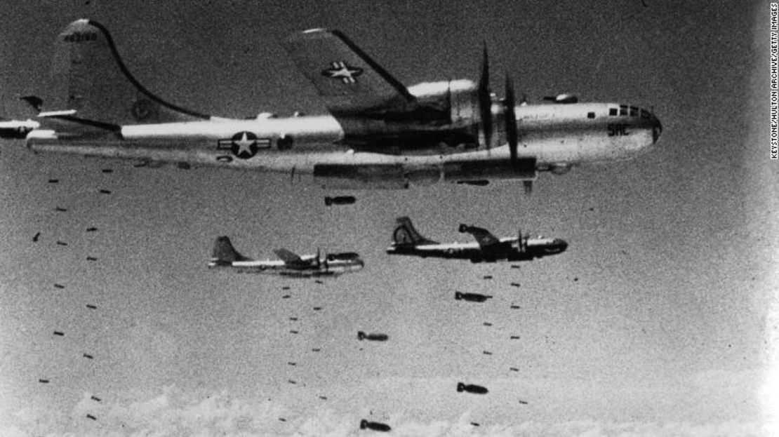 Aviones US Air Force B-29 Superfortresses lanzan bombas durante la Guerra de Corea.