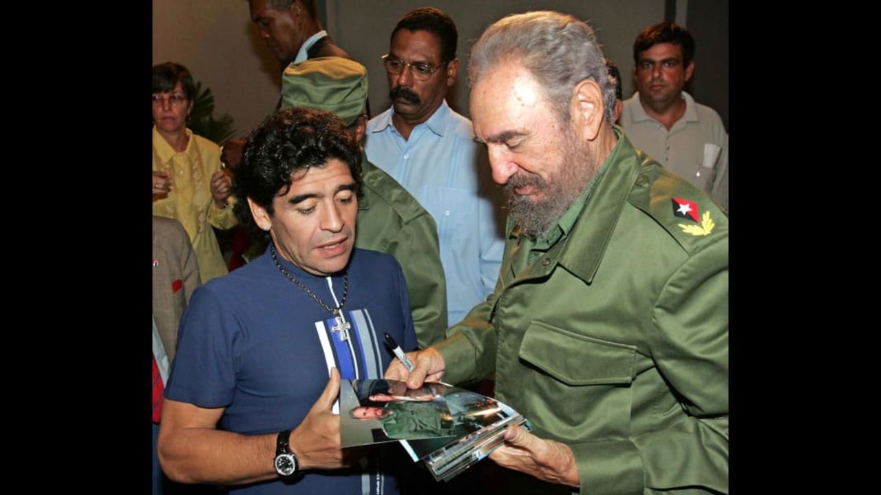 A principios de la década de 2000, cuando el exestrella del fútbol Diego Maradona estaba luchando contra su adicción a la cocaína, el argentino buscó tratamiento en Cuba. Él y Fidel Castro fueron muy cercanos desde entonces. Maradona visitó la isla y se reunió con Castro varias veces. Los dos incluso intercambiado correspondencia. En 2015, fue una carta a Maradona la que sofocó los rumores de que el líder cubano había muerto.