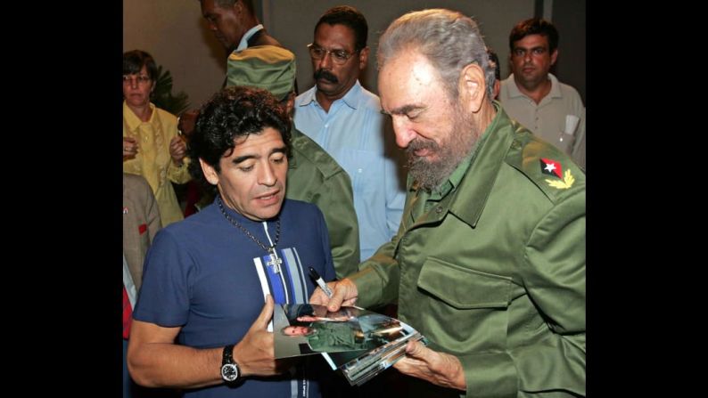 A principios de la década de 2000, cuando la exestrella del fútbol Diego Maradona estaba luchando contra su adicción a la cocaína, el argentino buscó tratamiento en Cuba. Él y Fidel Castro fueron muy cercanos desde entonces. Maradona visitó la isla y se reunió con Castro varias veces. Los dos incluso intercambiaron correspondencia. En 2015, fue una carta a Maradona la que sofocó los rumores de que el líder cubano había muerto.