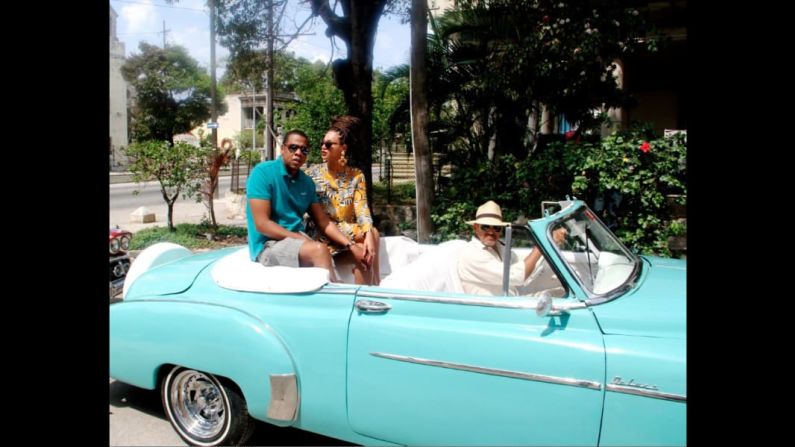 En los últimos años, Cuba ha recibido un grueso elenco de estrellas visitantes. El rapero Jay Z y su esposa, la estrella del pop Beyonce, causaron revuelo durante su viaje a la isla en 2013. Su visita fue tan criticada que la Oficina del Inspector General del Departamento del Tesoro tuvo que involucrarse. El Departamento del Tesoro consideró que su viaje no violó ninguna ley de sanciones de Estados Unidos vigente durante la visita.