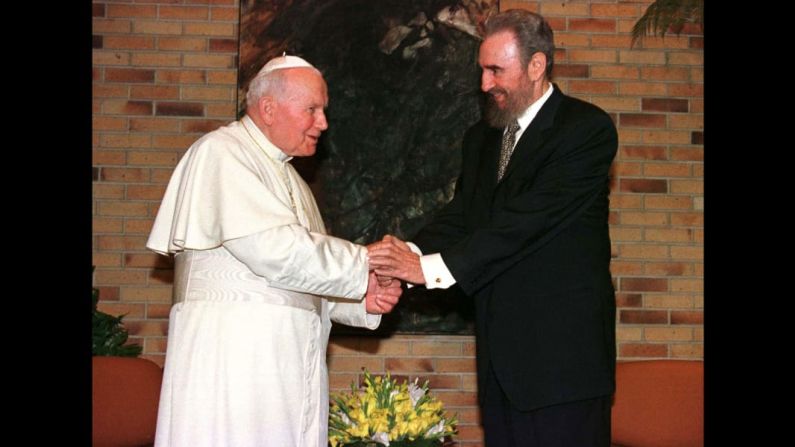 Cuba también le ha dado la bienvenida a tres papas desde la Revolución. El papa Juan Pablo II realizó la primera visita papal a Cuba en 1998. Fidel Castro lo saludó personalmente. El pontífice recorrió la nación isleña durante cinco días.