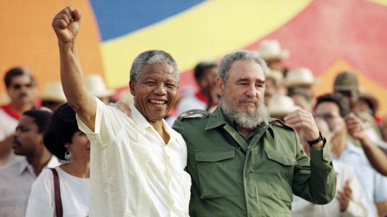 Poco después de salir de prisión en 1990, Nelson Mandela visitó Cuba y le dio la mano a Fidel Castro. Castro y Mandela eran amigos. En 1994, cuando Mandela se convirtió en el primer presidente negro de Sudáfrica, Castro fue un invitado de honor en su toma de posesión.