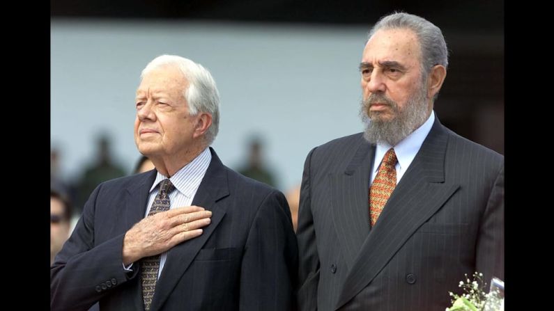 El expresidente de Estados Unidos Jimmy Carter (1977-1981) visitó Cuba en 2002. Fue invitado por el presidente de Cuba Fidel Castro (a la derecha) y ambos se dieron la mano en el Consejo de Estado en La Habana.