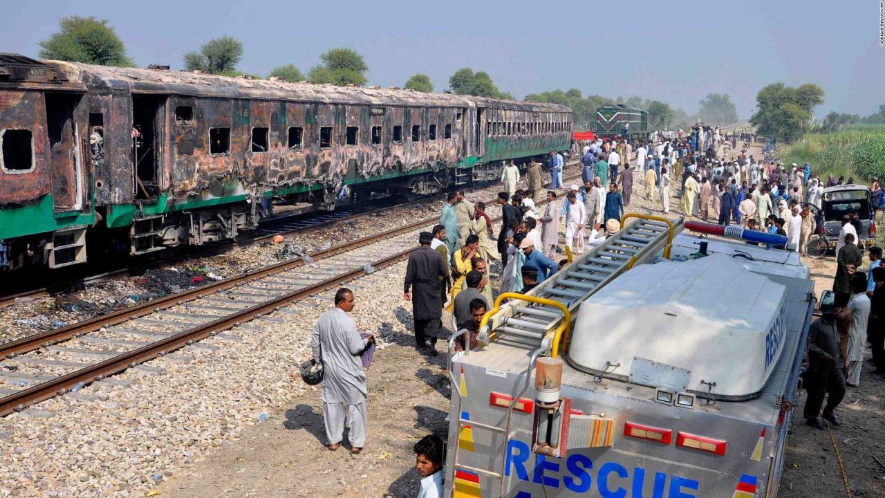 CNNE 726081 - explosion en tren causa tragedia en pakistan