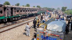 CNNE 726081 - explosion en tren causa tragedia en pakistan