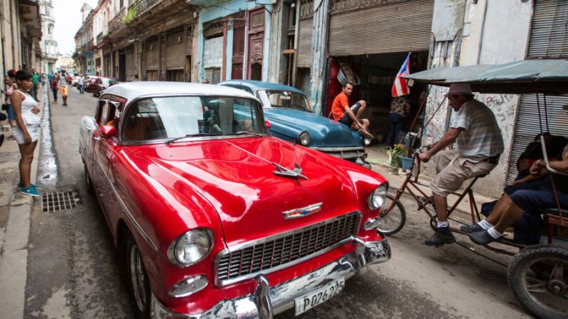 Este Chevy Bel Air de 1955 es uno de los miles de autos estadounidenses antiguos que todavía llenan las calles de La Habana. Los cubanos que tienen la suerte de mantener los vehículos en funcionamiento transportan a los turistas en la ciudad por alrededor de 40 dólares la hora, el doble de lo que gana un cubano promedio en un mes.