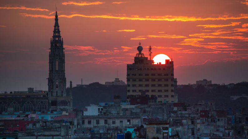 Con una población de más de dos millones de personas, La Habana puede ser la ruina más atractiva del mundo. Muchos cubanos están preocupados por los efectos sociales y ambientales de la afluencia de turistas.