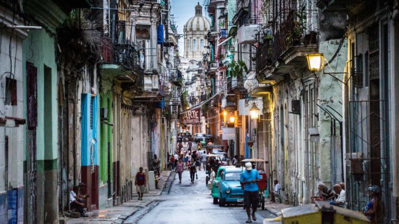 Las calles de La Habana Vieja están llenas de textura y color, y los cubanos están muy orgullosos del alma de su isla. “La libertad, para mí, va más allá de las cosas materiales”, dijo un traductor.