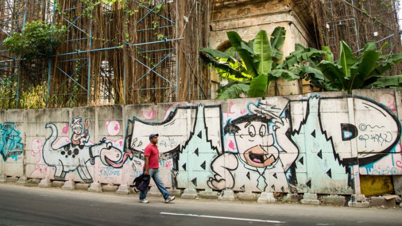 Es común encontrar sitios de construcción abandonados alrededor de La Habana, algunos cubiertos de vegetación, dando a cada sitio una forma y carácter propios.