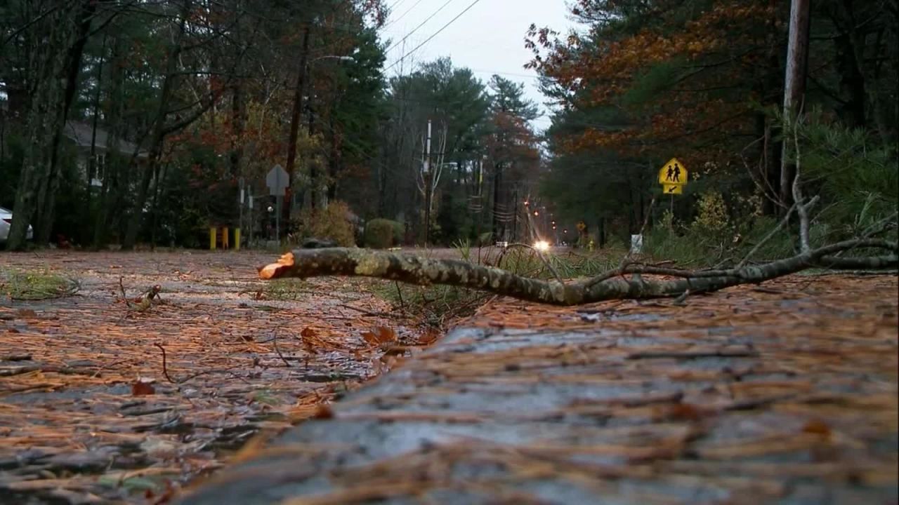 CNNE 726667 - ee-uu-- miles de clientes sin luz tras fuertes tormentas