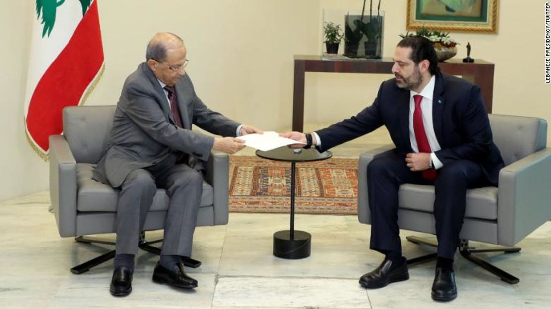 El primer ministro del Líbano Hariri entrega su renuncia al presidente libanés.