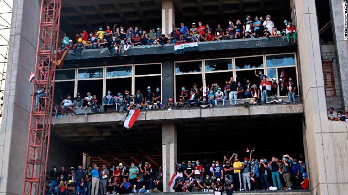 Manifestantes antigobierno protestaron cerca a la Plaza Thir durante las protestas en Baghdad el 30 de octubre de 2019.