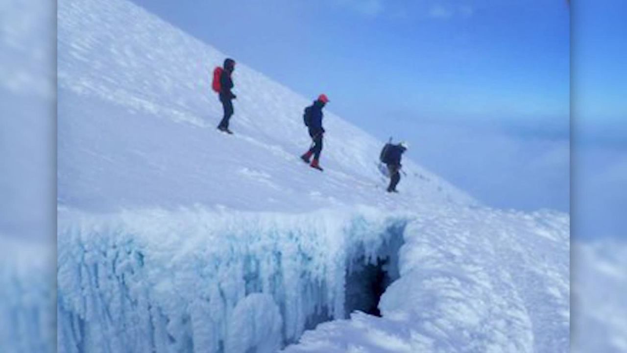 CNNE 727177 - muere turista en volcan cotopaxi, en ecuador