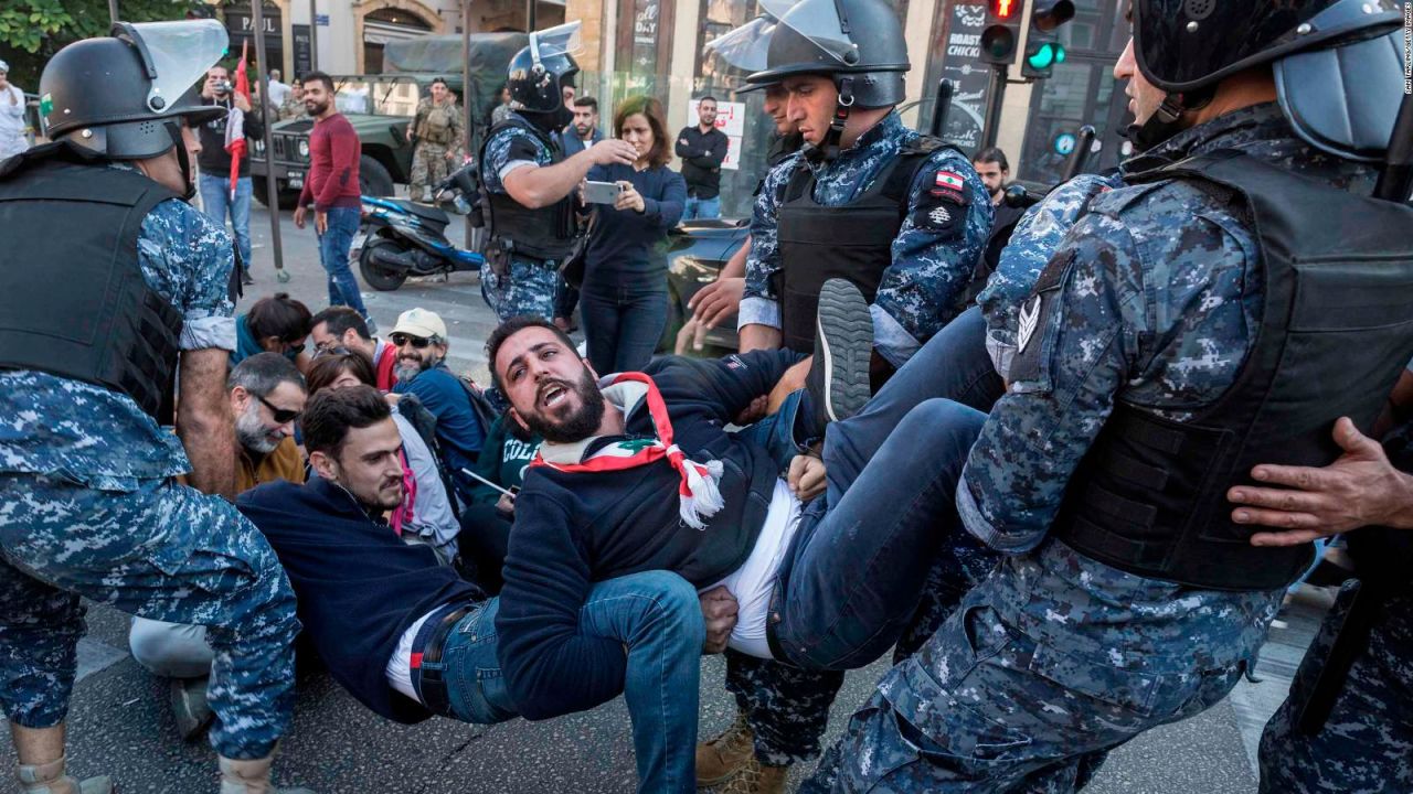 CNNE 727317 - manifestantes en iraq y libano exigen cambio de gobierno