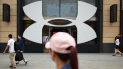 CNNE 727563 - desplome en las acciones de under armour