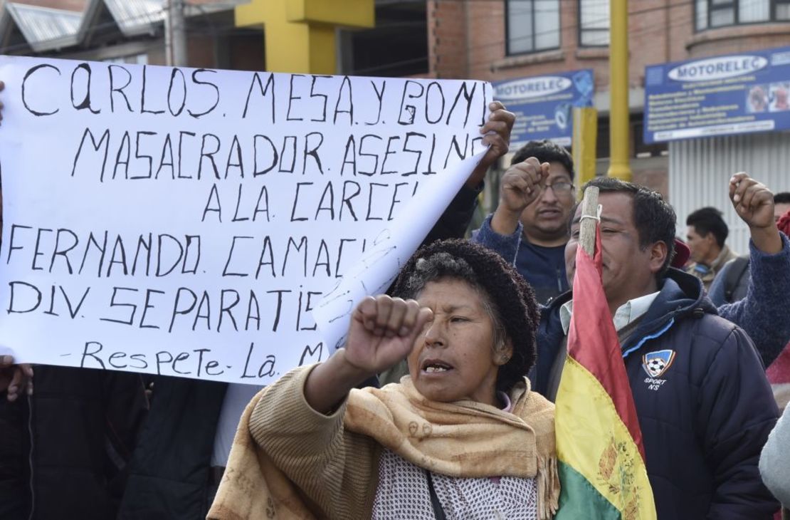 Seguidores del partido Movimiento Al Socialismo (MAS) protestaron a las afueras del Aeropuerto Internacional de La Paz, el 5 de noviembre de 2019 para evitar que el líder Luis Fernando Camacho saliera del recinto, cuando planeaba llevar una carta de renuncia para ser firmada por el presidente Evo Morales.