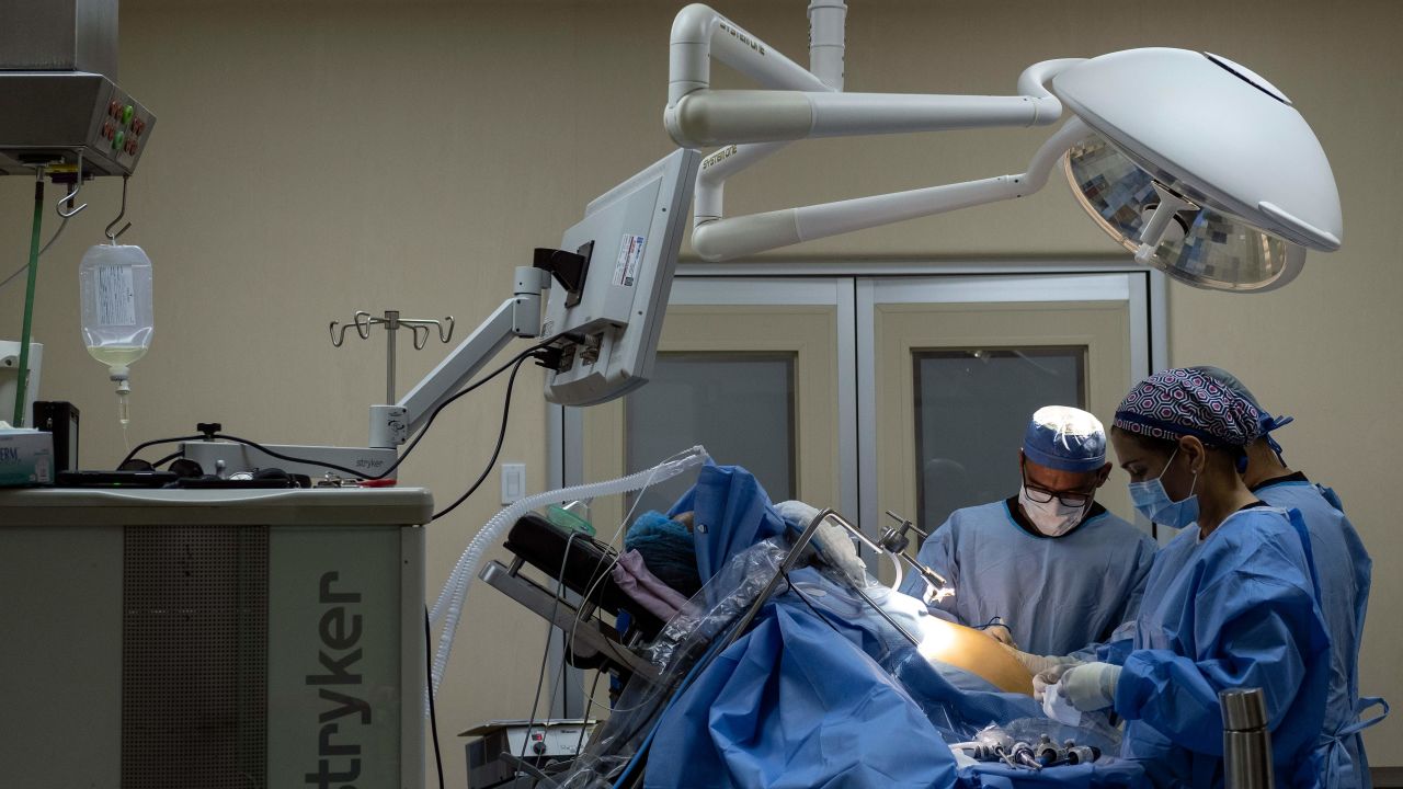 View of doctors carrying out a bariatric surgery at Hospital Oasis of Hope in Tijuana on October 4, 2019, Baja California state, Mexico. - According to Patients Beyond Borders, an estimate of 20 million people worldwide travel for medical tourism each year. (Photo by Guillermo Arias / AFP)