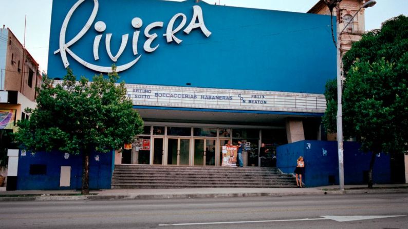 Cine Riviera, La Habana — Sandretto tuvo que obtener su información "a la antigua usanza", escribió.