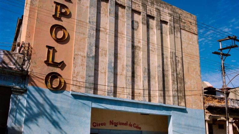 Cine Apolo, La Habana — Sandretto logró fotografiar más de 300 cines durante sus viajes.