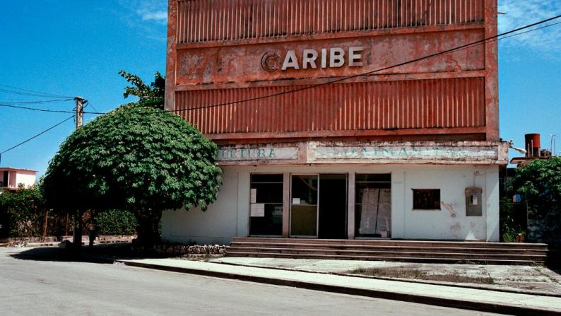 Cine Caribe, anteriormente Cine Biltmore, Playa Jaimanitas, La Habana — La carga financiera de administrar los cines llevó a muchos de ellos a cerrar.